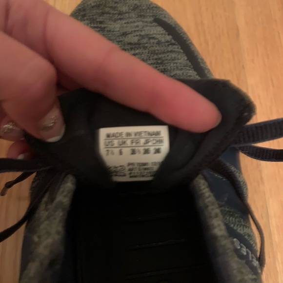 Adidas running shoes - Picture 3 of 3